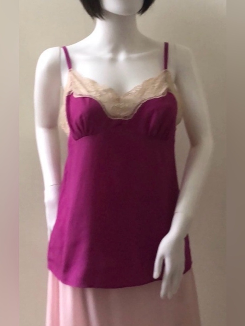 Rouge camisole finished with nude lace.